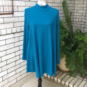 Long sleeved blue top
